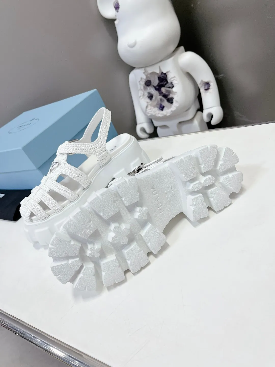 👟👟Ex-factory price 640👟👟 Straw 2023 exclusive version super hot🎊🎊🎊hot prada Prada cage shoes sawtooth Roman braided thick-soled rubber sandals retro fashionable and avant-garde gear teeth 55mm Thick-soled soles, the upper perfectly restores the original craftsmanship, and is made of purely hand-woven uppers. The cost is extremely high, making the whole pair of shoes light and comfortable, full of holiday feel, and bright colors 💐💐💐💐 to satisfy a variety of choices for fashionable people with different styles! The iconic metal triangle logo is paired with the shape of ancient beach sandals. Every design element is fashionable! Code number 35-40